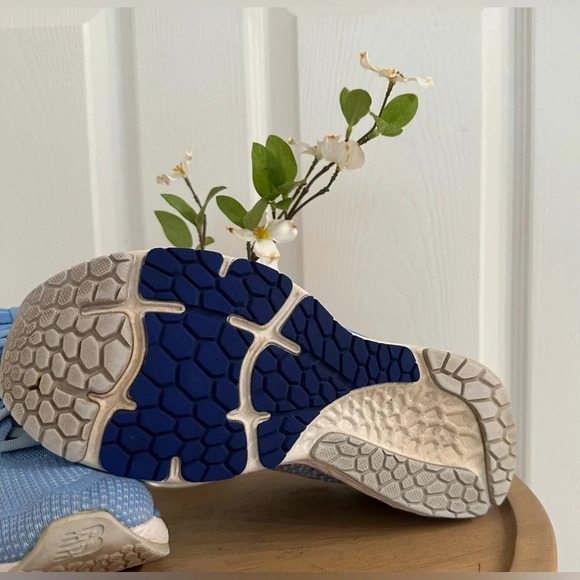 NEW BALANCE ~ Women’s baby blue and white running jogging sneakers size 8.5 - Picture 5 of 9